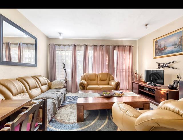 2 BEDROOM TOWNHOUSE FOR SALE IN WINDSOR EAST